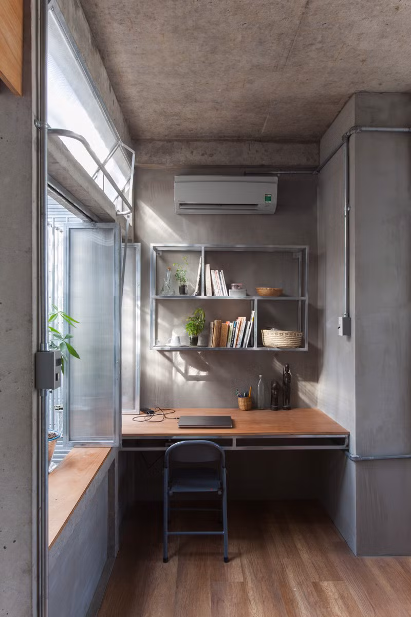 Hay như phòng đọc sách được đặt ngay cạnh cửa sổ tạo nên sự thông thoáng và nhẹ nhàng.