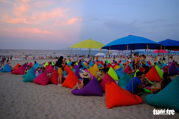 Không gian biển buổi chiều sống động hơn nhờ sự bài trí mới mẻ của điểm du lịch - Ảnh: TẤN LỰC
