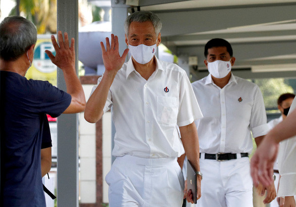 Thủ tướng Singapore Lý Hiển Long tới trung tâm đề cử hôm 30-6-2020 trước ngày tổng tuyển cử - Ảnh: REUTERS
