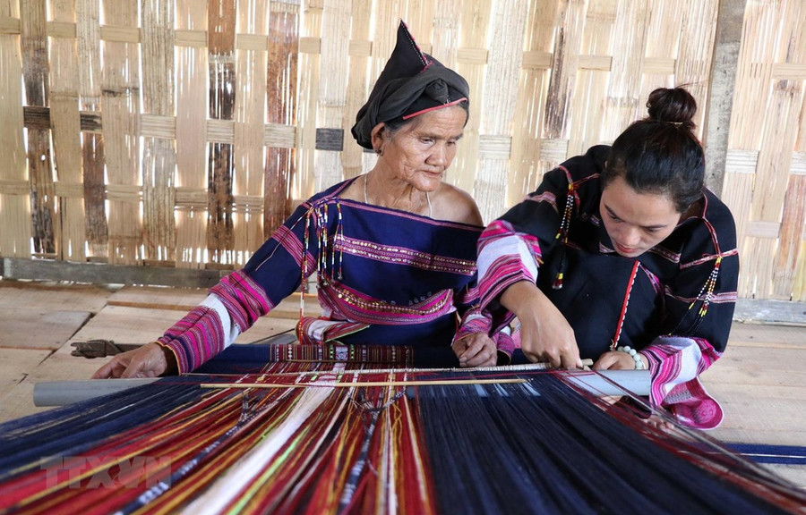  Nghệ nhân hoàn thành sản phẩm thổ cẩm tại làng dệt Pơ Nang, xã Tú An, thị xã An Khê, tỉnh Gia Lai. (Ảnh: Hồng Điệp/TTXVN)