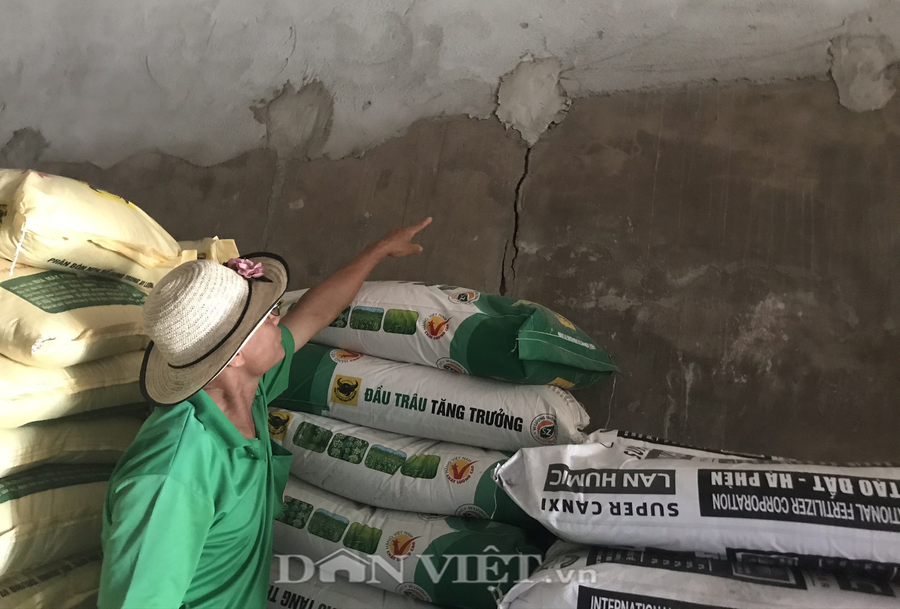 Vết nứt lớn chạy dọc tường tại một nhà dân.