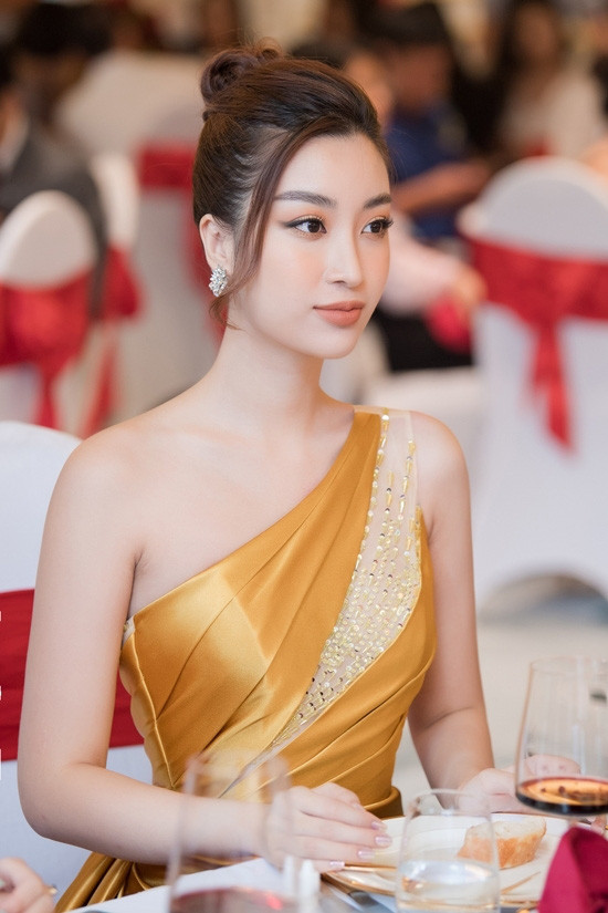 Đỗ Mỹ Linh đăng quang Hoa hậu Việt Nam 2016. Cô sẽ đảm nhận vai trò dẫn dắt hai phần thi: Người đẹp Nhân ái và Thuyết trình đối đầu trong cuộc thi Hoa hậu Việt Nam năm nay.