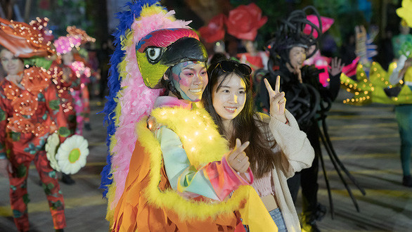 Khán giả giao lưu với các diễn viên Tata Show