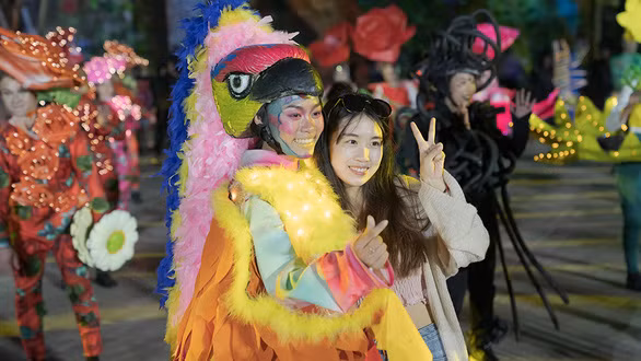 Khán giả giao lưu với các diễn viên Tata Show