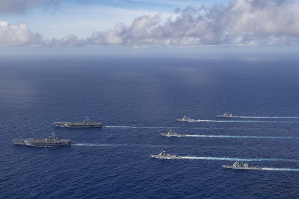Nhóm tác chiến tàu sân bay USS Nimitz và USS Theodore Roosevelt dàn đội hình khi hiệp đồng chỉ huy và tập trận trên biển Philippines cuối tháng 6-2020 - Ảnh: US NAVY