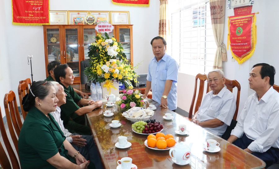 Phó Bí thư Thường trực Tỉnh ủy Châu Ngọc Tuấn gửi lời chúc mừng đến toàn thể hơn 2.000 hội viên Hội Cựu TNXP đang sinh sông và làm việc trên địa bàn tỉnh. Ảnh: Q.T