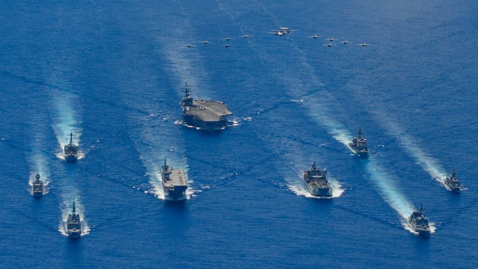 Nhóm tác chiến tàu sân bay USS Ronald Reagan tập trận cùng lực lượng Nhật Bản và Úc ở biển Philippines hôm 21-7. Ảnh: Hải quân Mỹ Nhóm tác chiến tàu sân bay USS Ronald Reagan tập trận cùng lực lượng Nhật Bản và Úc ở biển Philippines hôm 21-7. Ảnh: Hải quân Mỹ