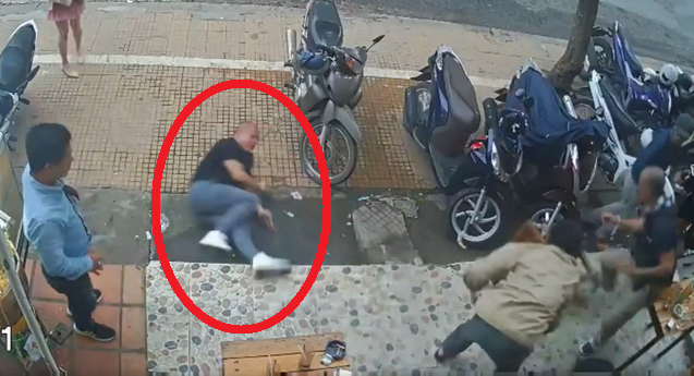 Ông Nguyên bị nhóm 4 người đánh hội đồng phải nhập viện.