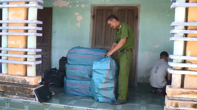 Thuốc lá lậu tìm thấy tại nhà một người dân ở TX.Đông Hòa (Phú Yên). Ảnh: Đức Huy  Thuốc lá lậu tìm thấy tại nhà một người dân ở TX.Đông Hòa (Phú Yên) Ảnh: Đức Huy