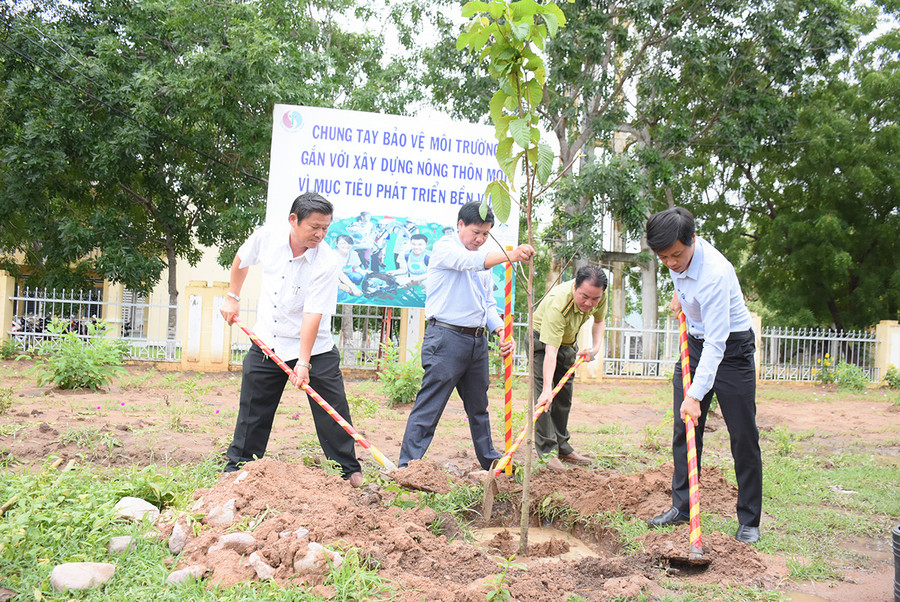  Đại diện lãnh đạo các đơn vị tham gia trồng cây tại buổi lễ phát động. Ảnh: M.N