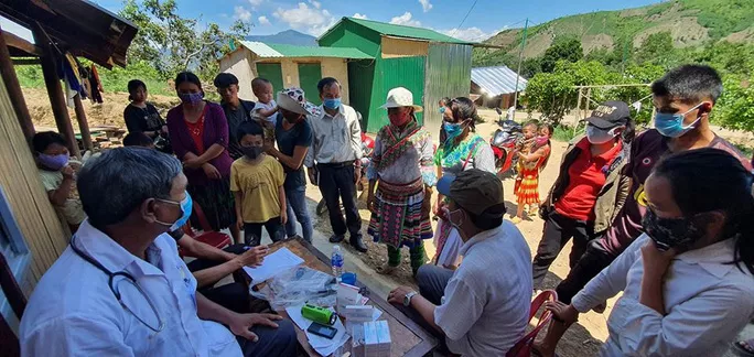 Tổ chức khám sàng lọc và điều trị dự phòng bạch hầu cho người dân ở xã Cư Pui