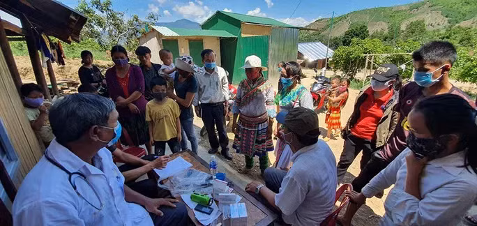 Tổ chức khám sàng lọc và điều trị dự phòng bạch hầu cho người dân ở xã Cư Pui