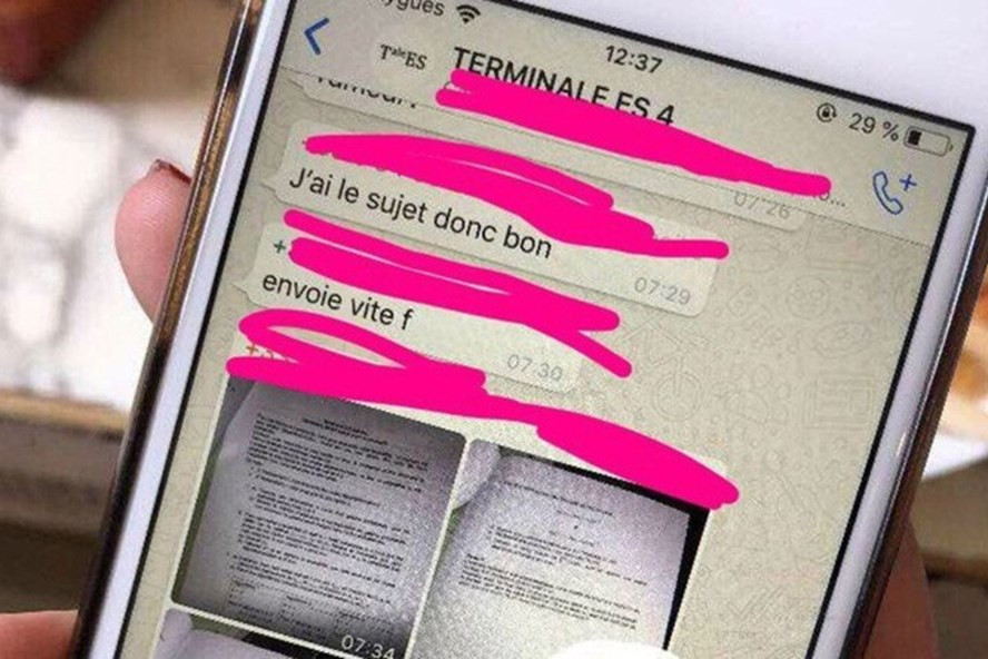 Vụ lộ đề thi năm nay ở Gia Lai được chính học sinh phát hiện trên mạng, qua điện thoại. Vụ lộ đề thi năm nay ở Gia Lai được chính học sinh phát hiện trên mạng, qua điện thoại.