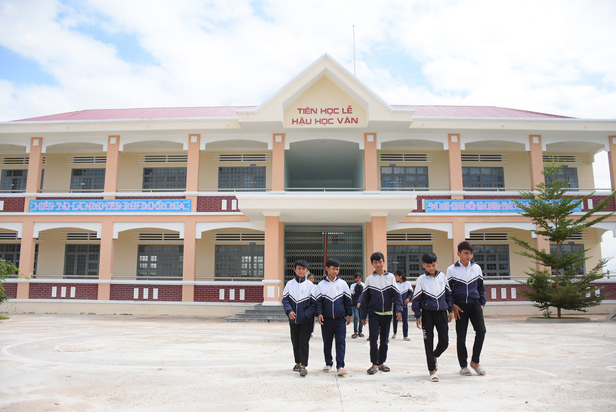 Trường THCS Đinh Tiên Hoàng (xã Ia Rbol) đạt chuẩn quốc gia là kết quả của việc vận dụng bài học huy động sức dân để xây dựng nông thôn mới. Ảnh: Minh Triều  Trường THCS Đinh Tiên Hoàng (xã Ia Rbol) đạt chuẩn quốc gia-kết quả của việc vận dụng bài học huy động sức dân để xây dựng. Ảnh: MINH TRIỀU