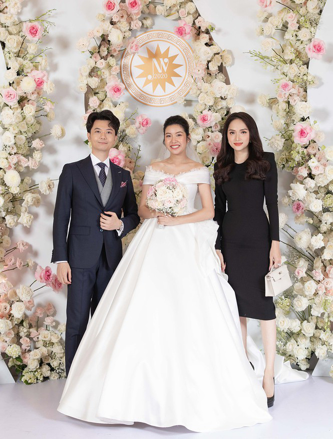 Lễ cưới của Á hậu Thúy có khoảng 250 khách mời, trong đó có nhiều người nổi tiếng đến chúc phúc cho cặp đôi như: Hương Giang, Trương Ngọc Ánh, Kỳ Duyên, Khánh Vân, Thu Hằng... Trong ảnh, Hoa hậu Hương Giang diện bộ váy diện thanh lịch tới dự lễ cưới của Thúy Vân.