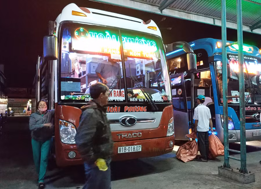  Công ty Hoài Phương đã đầu tư xe giường nằm chất lượng cao để phục vụ hành khách tuyến từ Kon Tum xuống Cam Ranh (tỉnh Khánh Hòa). Ảnh: S.C