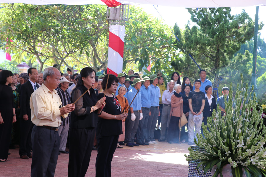 Các đồng chí lãnh đạo tỉnh dâng hương trước anh linh các liệt sĩ. Ảnh: Ngọc Minh