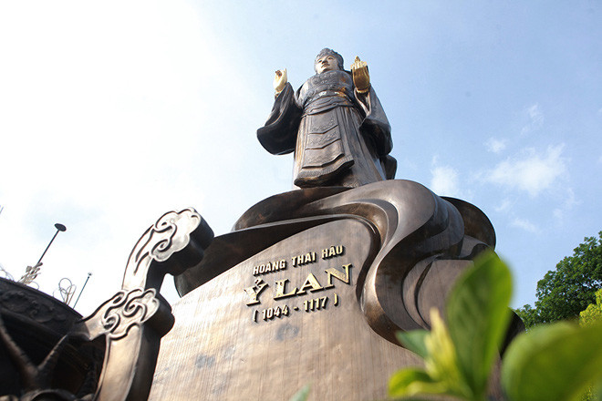 Tượng đài Hoàng thái hậu Ỷ Lan được làm bằng đồng nguyên chất với tổng kinh phí 22 tỷ đồng Tượng đài Hoàng thái hậu Ỷ Lan được làm bằng đồng nguyên chất với tổng kinh phí 22 tỷ đồng