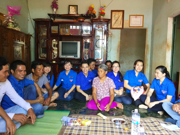 Thanh niên huyện Ia Grai thăm gia đình anh hùng A Sanh tại xã Ia Krăi. Ảnh: Thanh Nhật 