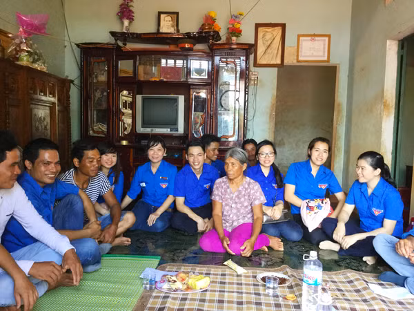 Thanh niên huyện Ia Grai thăm gia đình anh hùng A Sanh tại xã Ia Krăi. Ảnh: Thanh Nhật 