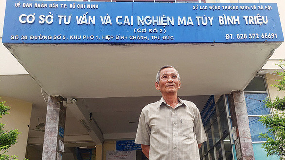 Cai được nghiện, ông Xuân trở lại thăm trường lần đầu chữa cắt cơn nghiện - Ảnh: GIA TIẾN