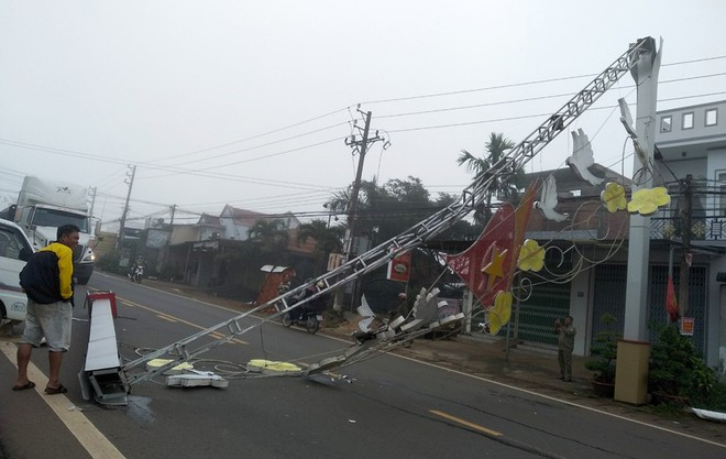 Nhận được tin báo, Công an H.Bảo Lâm đã đến điều tiết giao thông, giải phóng hiện trường, điều tra làm rõ nguyên nhân vụ tai nạn. Đến khoảng 9 giờ cùng ngày, hiện trường vụ tai nạn cơ bản được giải quyết, giao thông trên tỉnh lộ 725 trở lại bình thường.