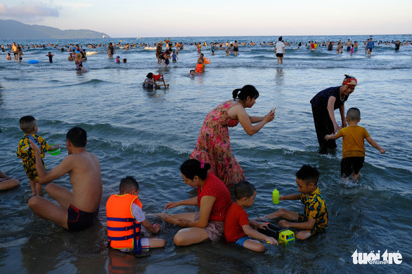 Bãi biển Đà Nẵng những ngày qua luôn thu hút đông đảo du khách các nơi - Ảnh: TẤN LỰC
