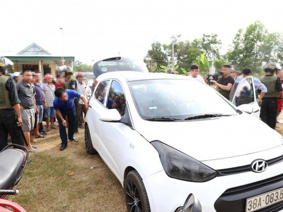 Khám xét phương tiện. Ảnh Công an Hà Tĩnh Khám xét phương tiện. Ảnh Công an Hà Tĩnh