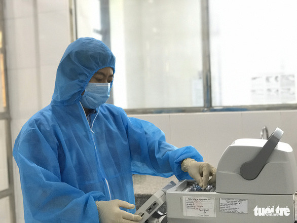 Nhân viên y tế thực hiện thao tác xét nghiệm bệnh phẩm để phát hiện bệnh bạch hầu ngay CDC Đắk Nông - Ảnh: TRUNG TÂN