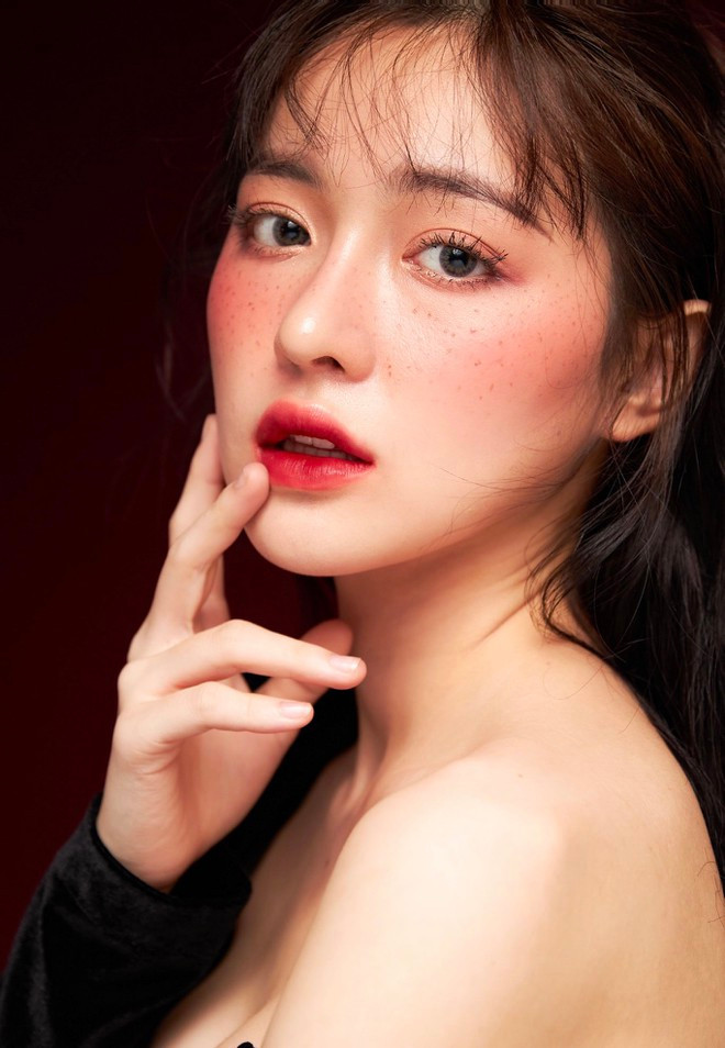 Dù là chụp selfie hay ngoại cảnh, Phi Linh đều khiến người đối diện chú ý bởi nét đáng yêu và nữ tính của mình. Gương mặt bầu bĩnh, nước da trắng cùng mái tóc dài khiến cô trông rất dễ thương. Ảnh: INSTAGRAM NV