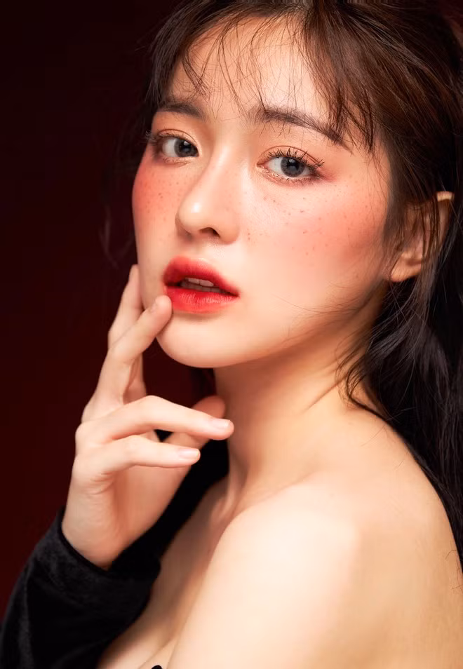 Dù là chụp selfie hay ngoại cảnh, Phi Linh đều khiến người đối diện chú ý bởi nét đáng yêu và nữ tính của mình. Gương mặt bầu bĩnh, nước da trắng cùng mái tóc dài khiến cô trông rất dễ thương. Ảnh: INSTAGRAM NV