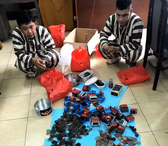 Nghi phạm Hồ Ngọc Quang, Lê Tuấn Anh và số tang vật bị thu giữ - Ảnh: Công an cung cấp
