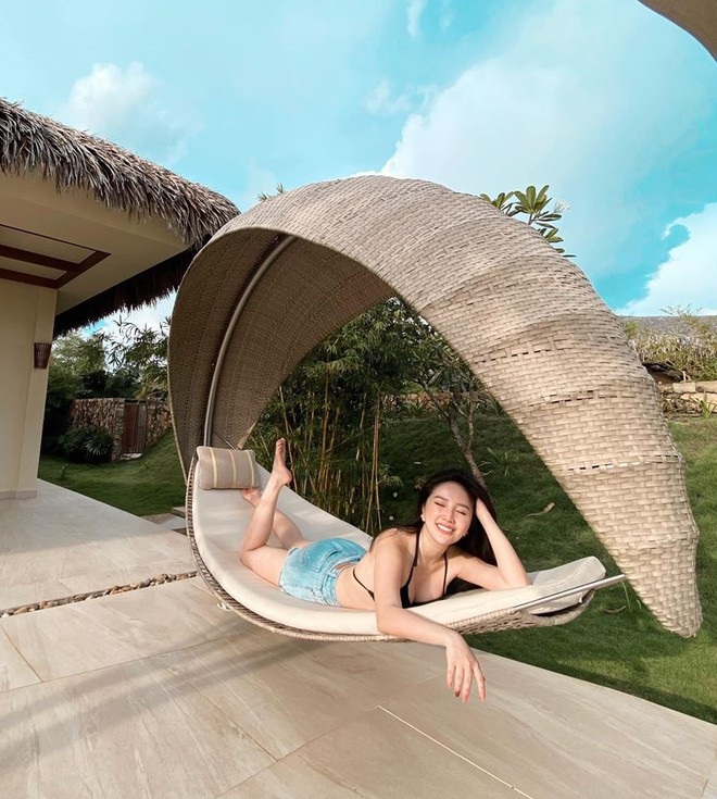 Làn da trắng nõn cùng vòng một gợi cảm của nữ ca sĩ hút ánh nhìn ẢNH: FBNV