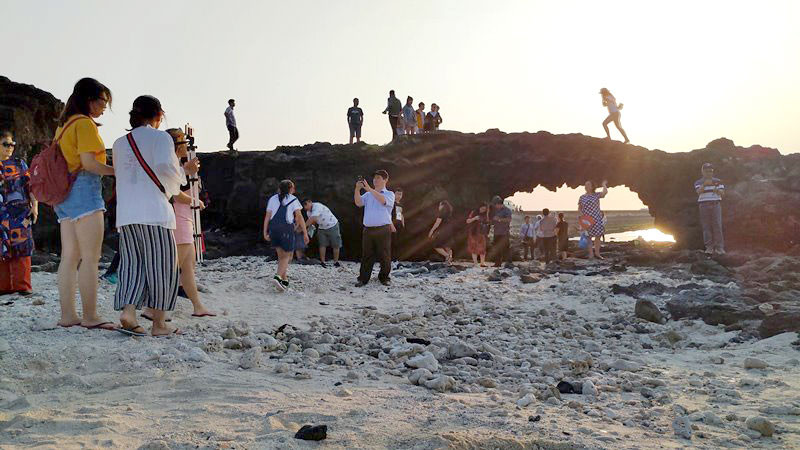 Thạch cổng Tò Vò hình thành từ hoạt động phun trào núi lửa triệu năm. Mặc dù đã được nhiều chuyên gia cảnh báo nguy cơ sụp đổ, nhưng mỗi ngày cổng đá địa chất này phải gánh hàng trăm du khách tham quan, ngắm cảnh. 