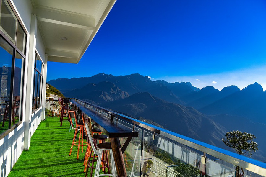 Không gian tuyệt đẹp ở khu vực bàn trà, cà phê của Khu Du lịch sinh thái Cầu kính Rồng Mây