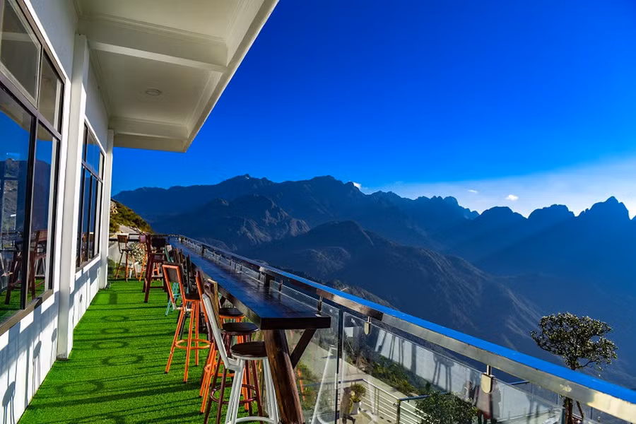 Không gian tuyệt đẹp ở khu vực bàn trà, cà phê của Khu Du lịch sinh thái Cầu kính Rồng Mây