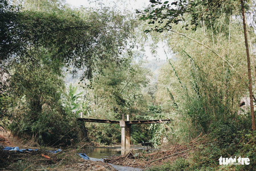 Chiếc cầu nhỏ nối đôi bờ con suối được người dân dựng nên để đi lại vào mùa lũ nước dâng cao - Ảnh: MAI THƯƠNG