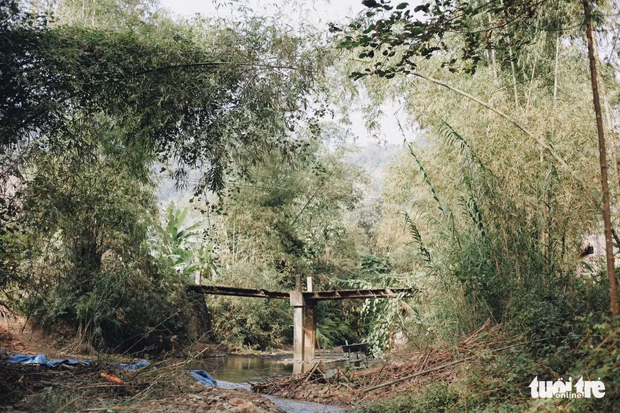 Chiếc cầu nhỏ nối đôi bờ con suối được người dân dựng nên để đi lại vào mùa lũ nước dâng cao - Ảnh: MAI THƯƠNG