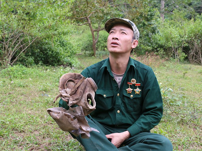 Cựu chiến binh sư đoàn 356 tìm được chiếc mặt nạ phòng độc khi thăm lại chiến trường Vị Xuyên Cựu chiến binh sư đoàn 356 tìm được chiếc mặt nạ phòng độc khi thăm lại chiến trường Vị Xuyên