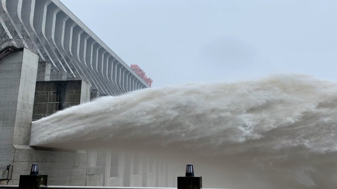  Đập Tam Hiệp lại mở 3 cửa xả lũ. Ảnh: CGTN