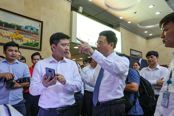 Bộ trưởng Nguyễn Mạnh Hùng tìm hiểu về các sản phẩm công nghệ 