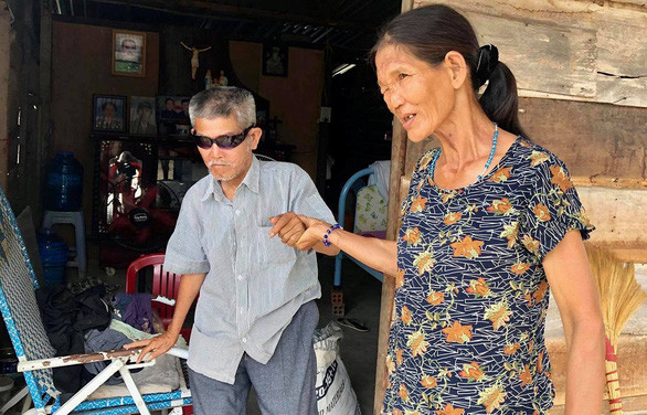 Con mắt còn lại của bà đưa đường cho ông - Ảnh: D.Q.