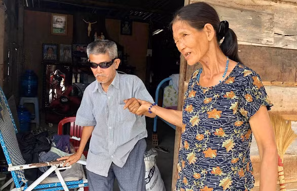 Con mắt còn lại của bà đưa đường cho ông - Ảnh: D.Q.