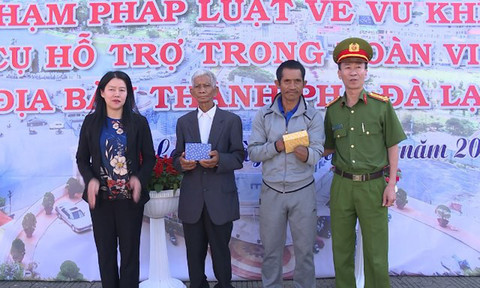 Đại diện lãnh đạo UBND, Công an TP.Đà Lạt trong lễ phát động, trao tặng quà cho các cán bộ, trí thức đã vận đồng đồng bào dân tộc thiểu số các xã chủ động giao nộp các loại vũ khí, vật liệu nổ để phòng ngừa những hệ luỵ xã hội. Ảnh H.P