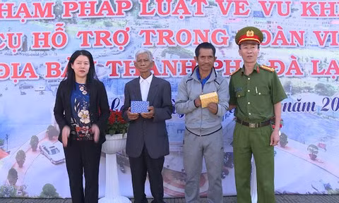 Đại diện lãnh đạo UBND, Công an TP.Đà Lạt trong lễ phát động, trao tặng quà cho các cán bộ, trí thức đã vận đồng đồng bào dân tộc thiểu số các xã chủ động giao nộp các loại vũ khí, vật liệu nổ để phòng ngừa những hệ luỵ xã hội. Ảnh H.P