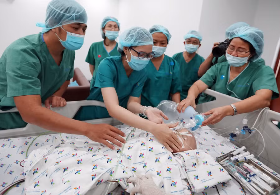 Bố mẹ 2 bé xúc động trong giây phút ngắn ngủi được gặp con sau khi hoàn thành phẫu thuật để chuyển vào phòng hồi sức ngoại ẢNH: NGỌC DƯƠNG