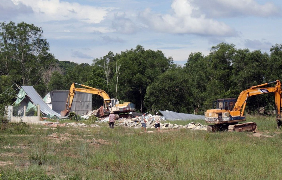 Xử lý các trường hợp vi phạm đất đai, xây cất trái phép trên địa bàn xã Dương Tơ, huyện Phú Quốc (Kiên Giang). Ảnh: Lê Huy Hải/TTXVN