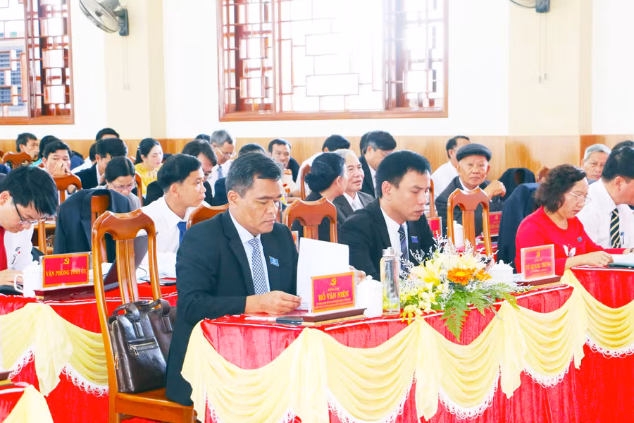 Đồng chí Hồ Văn Niên-Ủy viên dự khuyết Ban Chấp hành Trung ương Đảng, Bí thư Tỉnh ủy, Trưởng đoàn đại biểu Quốc hội tỉnh về dự và chỉ đạo Đại hội. Ảnh: Tấn Minh 