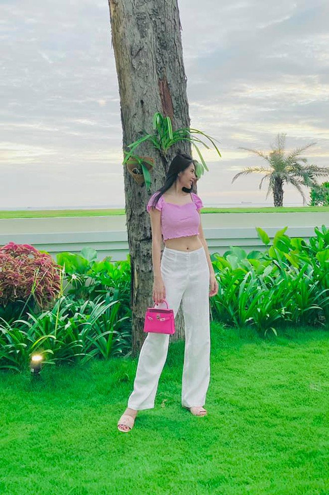 Dân mạng liên tục trầm trồ, khen ngợi bà xã Công Vinh khi giữ được vóc dáng thon gọn ở ngưỡng U40. Ảnh: FBNV