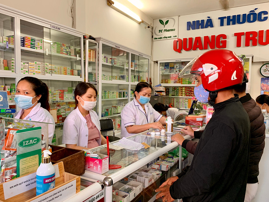 Các nhà thuốc trên địa bàn Gia Lai chủ động nắm thông tin khách hàng trước khi bán thuốc, khi có các triệu chứng nghi ngờ Covid-19 thì lập tức thông báo về đường dây nóng. Ảnh: Như Nguyện